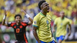 杜兰特在比赛中意外受伤，提前离场，太阳队陷入困境.